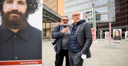 Oliviero Toscani und Giovanni Liverani auf dem Potsdamer Platz vor der Kunst-Installation 'Die Deutschen des 21. Jahrhunderts', die von Generali Deutschland unterstützt wird. (Quelle: Generali Deutschland AG)
