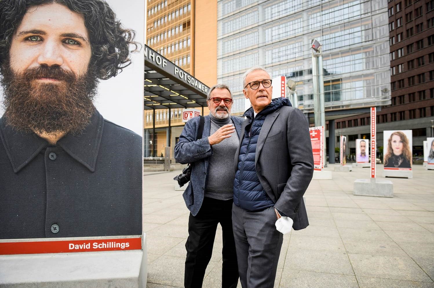 Oliviero Toscani und Giovanni Liverani auf dem Potsdamer Platz vor der Kunst-Installation 'Die Deutschen des 21. Jahrhunderts', die von Generali Deutschland unterstützt wird. (Quelle: Generali Deutschland AG)