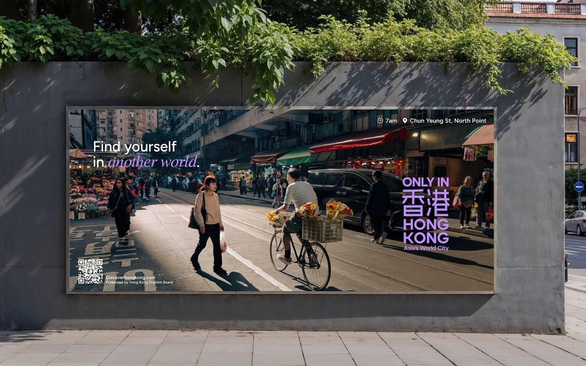 OOH-Motiv der Only in Hong Kong Kampagne mit dem neuen Kampagnenlogo rechts im Bild (Copyright: Hong Kong Tourism Board)