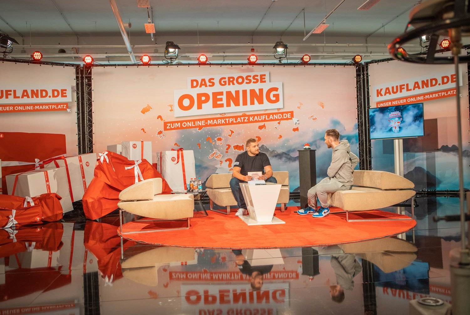 Bild: Die Integration seines Online-Marktplatz auf Kaufland.de feierte Kaufland im vergangenen Jahr mit einem Live-Stream auf Twitch. Mit dabei: Die Twitch-Streamer Trymacs und Chefstrobel. (Foto / Copyrights: Kaufland)