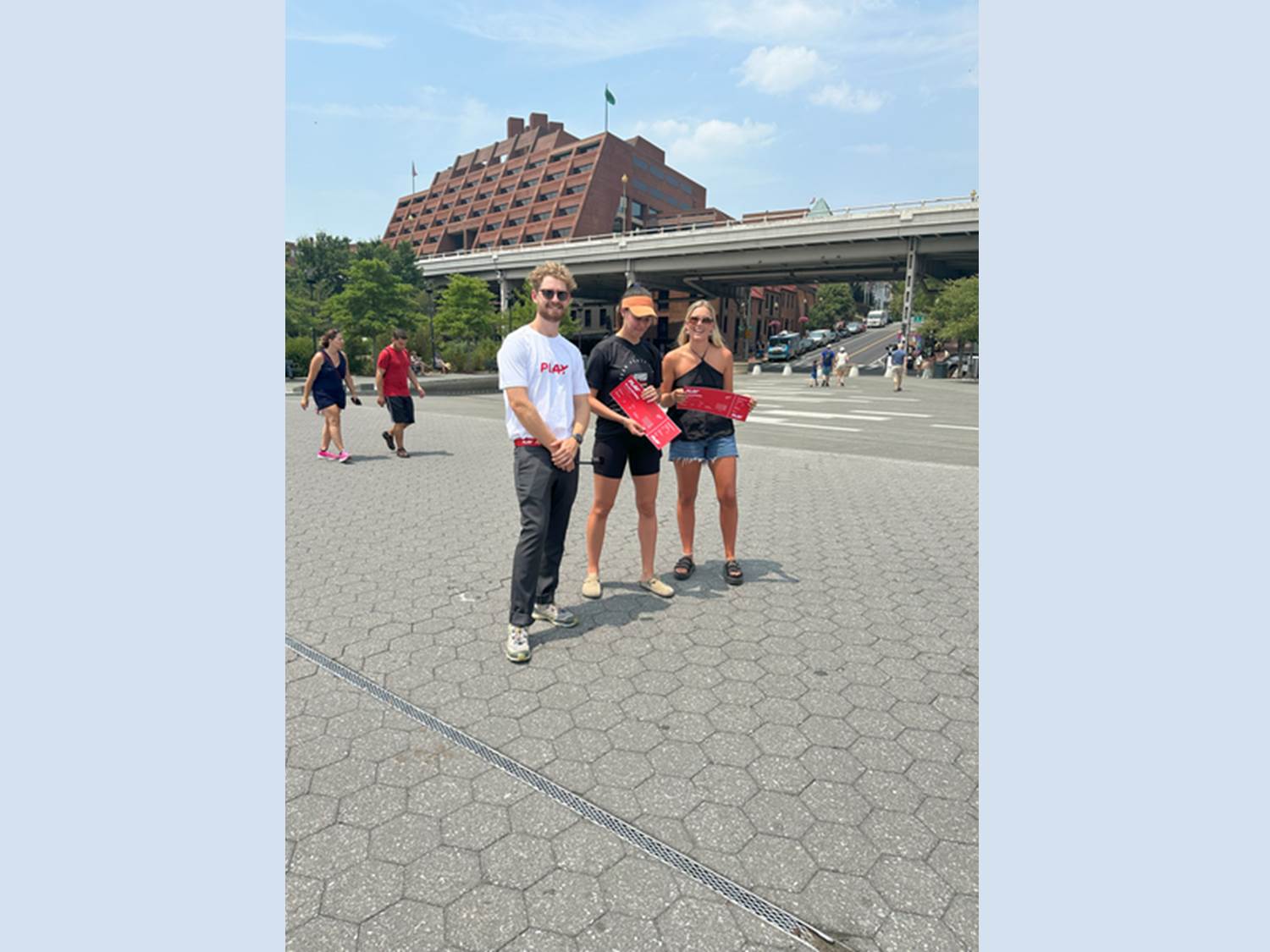 PLAY Geburtstagsaktion 2023 – Zarima und Lia qualifizieren sich für den Spontan-Trip nach Island (Bildrechte: PLAY)