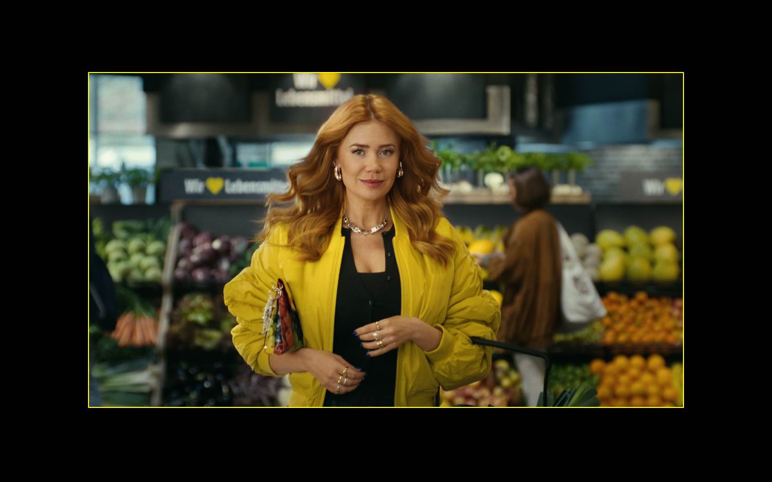 Starker Auftritt zum Jahresauftakt – EDEKA schickt TV-Star Palina Rojinski in den Markt, um als Sparlina den EDEKA Spar-Januar zu bewerben. (Bild: EDEKA ZENTRALE Stiftung & Co. KG)