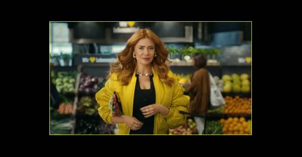 EDEKA schickt TV-Star Palina Rojinski in den Markt, um als Sparlina den EDEKA Spar-Januar zu bewerben. (Bild: EDEKA ZENTRALE Stiftung & Co. KG)
