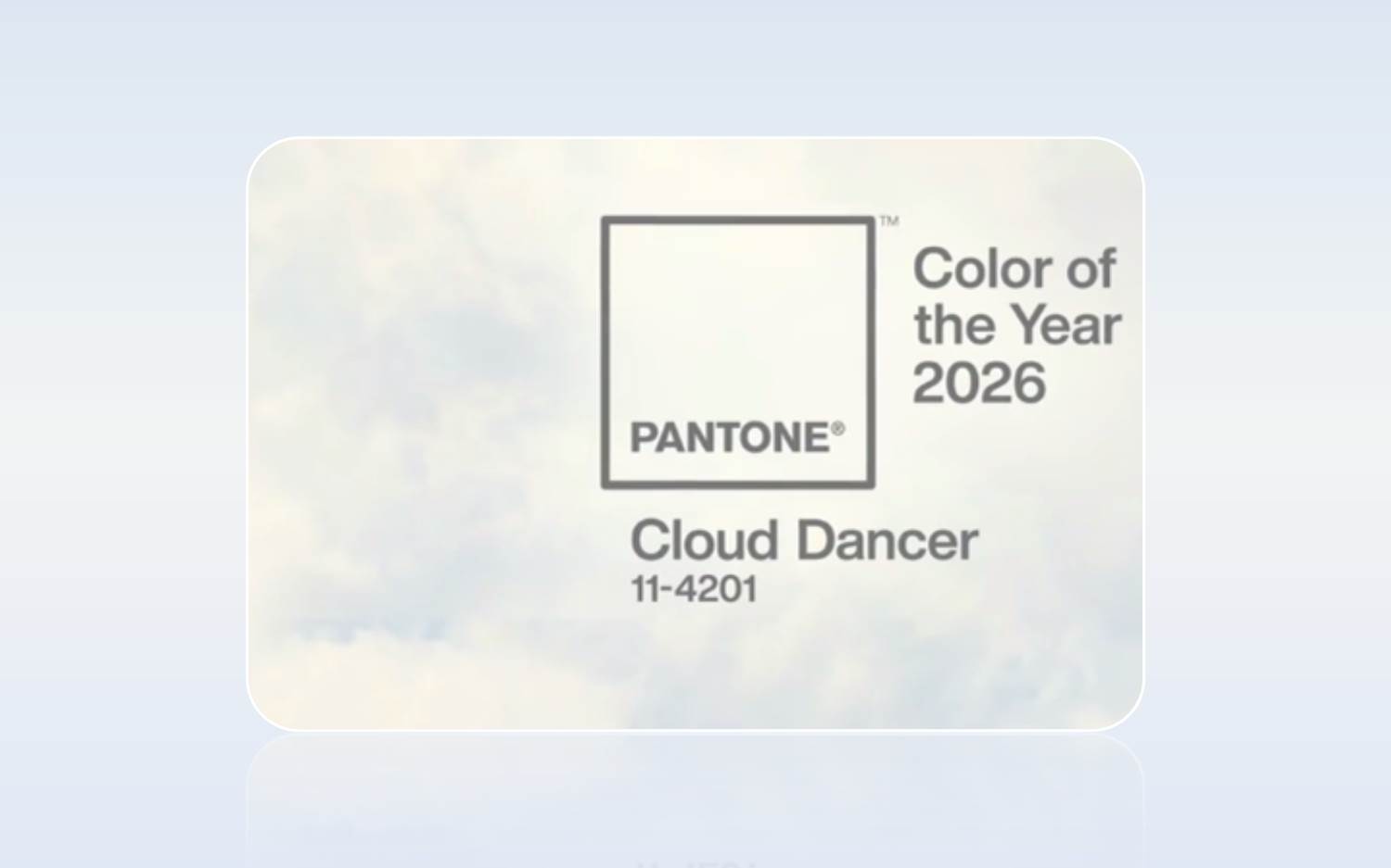  Pantone Color of the Year 2026 – Cloud Dancer (Quelle: Pantone.com / Bild-Collage: marketingScout.com)