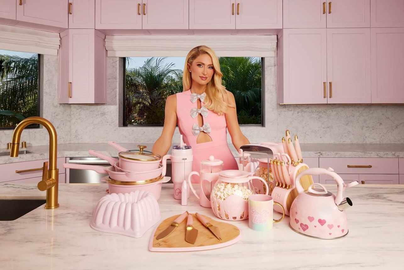 Paris Hilton Küchen Kollektion - erhältlich bei Fackelmann.de (Bildquelle: Fackelmann GmbH und Co.KG; Bildrechte: Brendan Forbes inc.)