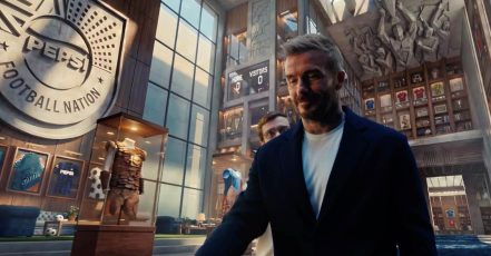Sir David Beckham spielt eine Hauptrolle im neuen Pepsi Kampagnenfilm, der pünktlich vor der Fußball-WM 2026 erscheint und Teil der Marken-Initiative PEPSI FOOTBALL NATION ist (Quelle / Copyrights: PepsiCo)
