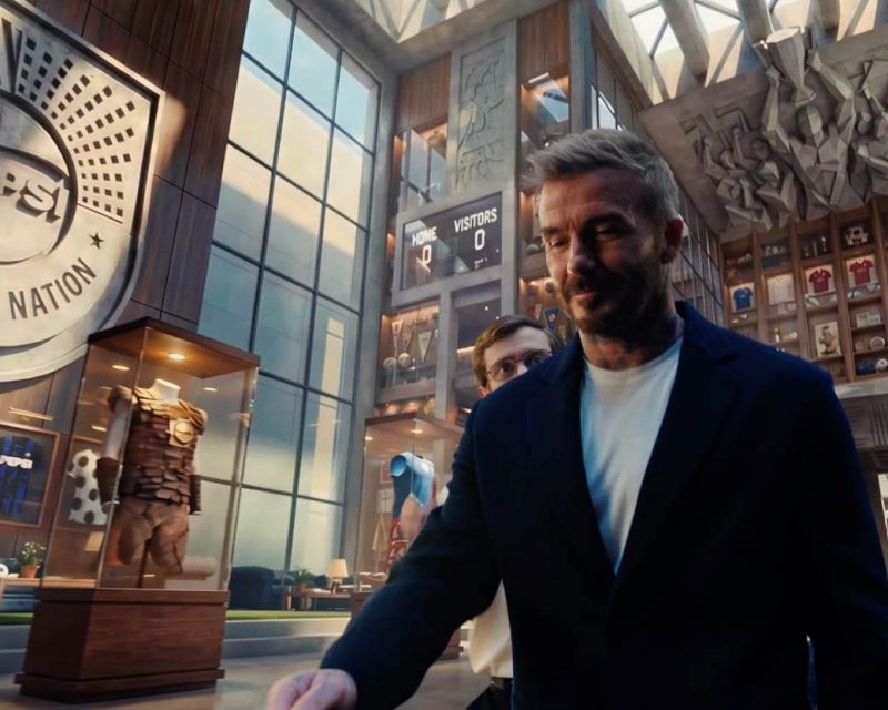 Sir David Beckham spielt eine Hauptrolle im neuen Pepsi Kampagnenfilm, der pünktlich vor der Fußball-WM 2026 erscheint und Teil der Marken-Initiative PEPSI FOOTBALL NATION ist (Quelle / Copyrights: PepsiCo)