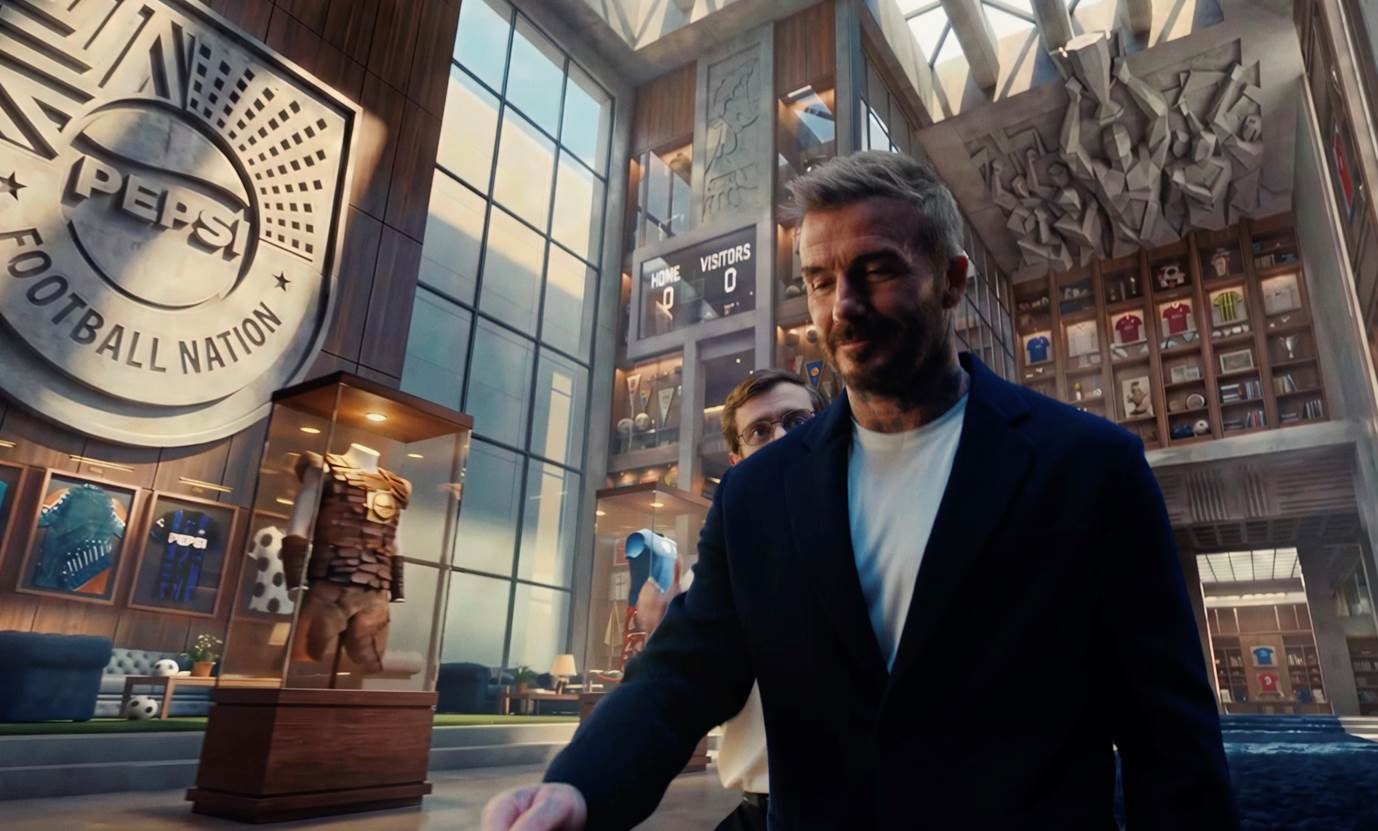 Sir David Beckham spielt eine Hauptrolle im neuen Pepsi Kampagnenfilm, der pünktlich vor der Fußball-WM 2026 erscheint und Teil der Marken-Initiative PEPSI FOOTBALL NATION ist (Quelle / Copyrights: PepsiCo)