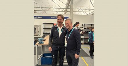 Peter Franzel, Head of Global Exhibitions, Events & Sports bei Ottobock, und IPC-Präsident Andrew Parsons (Copyright: Ottobock)