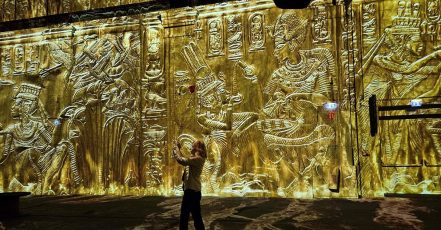 Im Reich der Pharaonen – Szene aus der immersiven Kunstausstellung im Phoenix des Lumières, Dortmund (Foto: marketingScout.com / im Bild: Monika Monzel, Redaktion)