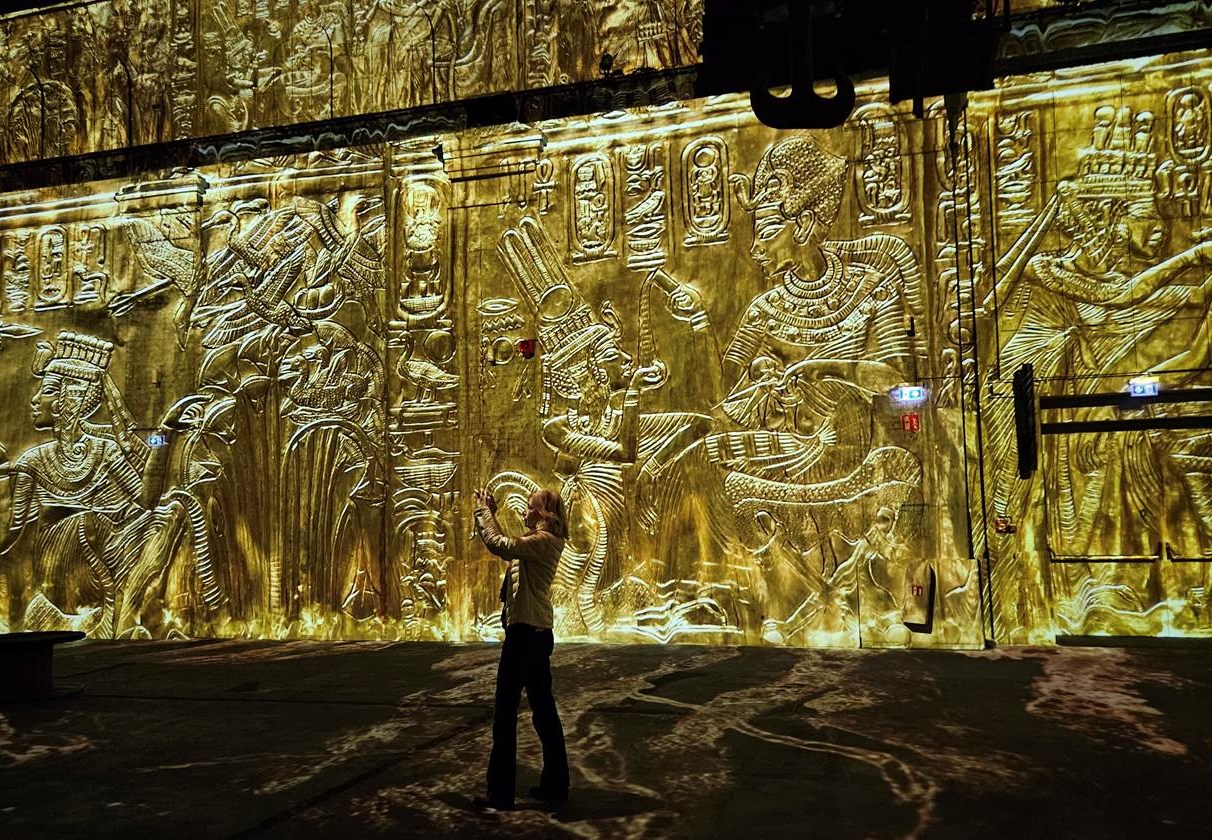 Im Reich der Pharaonen – Szene aus der immersiven Kunstausstellung im Phoenix des Lumières, Dortmund (Foto: marketingScout.com  / im Bild: Monika Monzel, Redaktion)