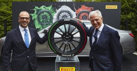 Foto: Pirelli / Marco Tronchetti Provera (rechts), CEO und Vice Chairman von Pirelli, präsentierte Italiens Außenminister Angelino Alfano den Pirelli Reifen der Farb-Edition Trikolore in den italienischen Landesfarben.