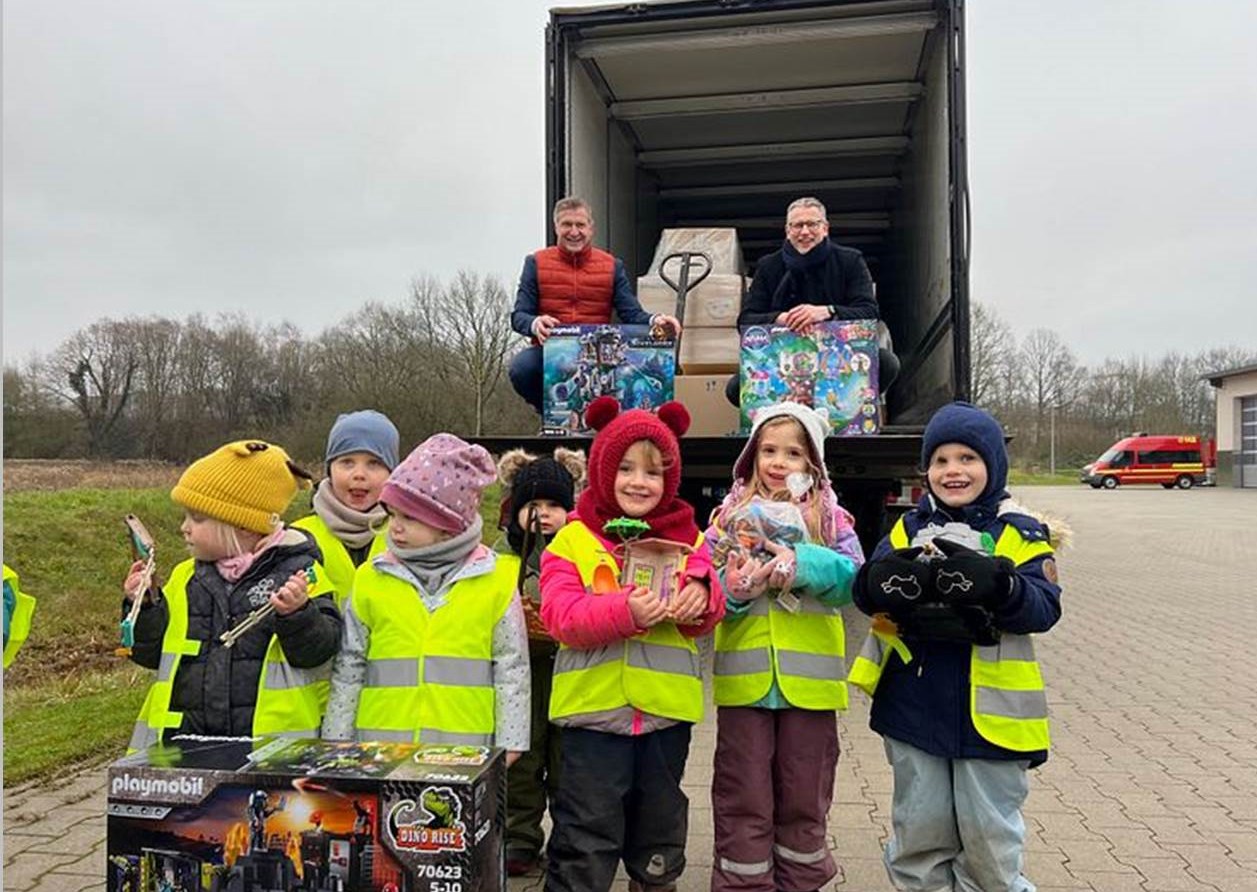 Landrat Dr. Christian Pundt (hinten links) und Bürgermeister Jens Kuraschinski (hinten rechts) übergeben den Kindern des Kindergartens Schatzinsel die Playmobil-Spende (Bildquelle: PLAYMOBIL Deutschland)