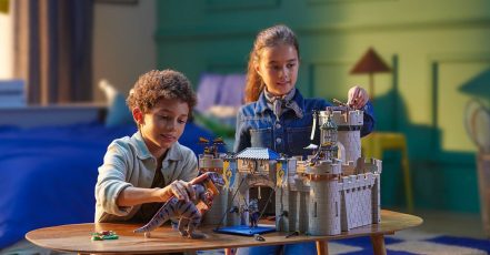 Ein Dino vor der Ritterburg – Kinder kombinieren oft die verschiedenen Playmobil Spielzeugwelten – Dieser Insight wurde in der neuen Playmobil Dachmarken-Kampagne 2024 umgesetzt (Bildquelle: Playmobil Deutschland)