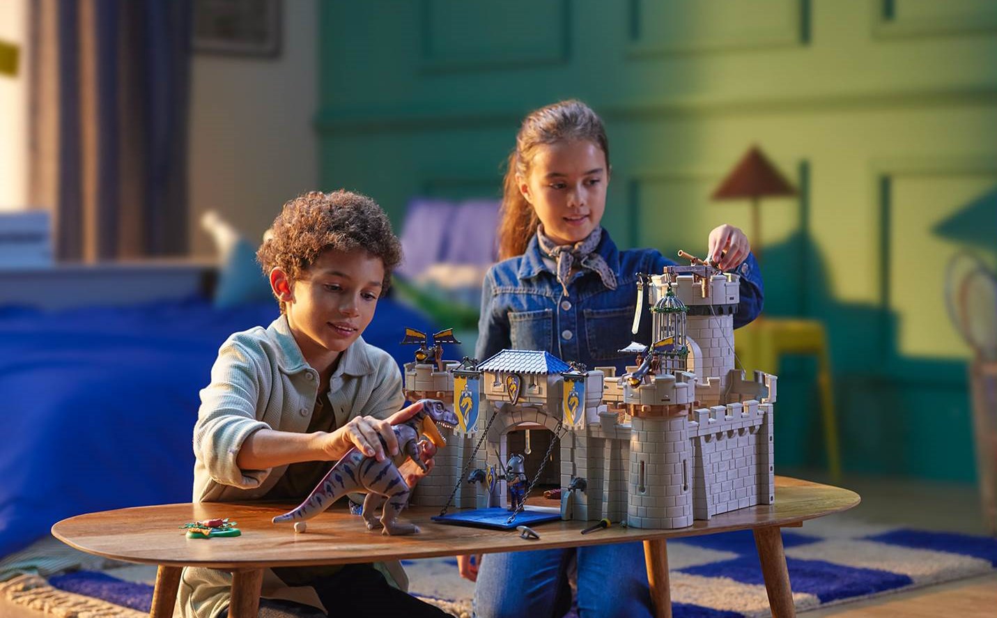 Ein Dino vor der Ritterburg – Kinder kombinieren oft die verschiedenen Playmobil Spielzeugwelten – Dieser Insight wurde in der neuen Playmobil Dachmarken-Kampagne 2024 umgesetzt (Bildquelle: Playmobil Deutschland)