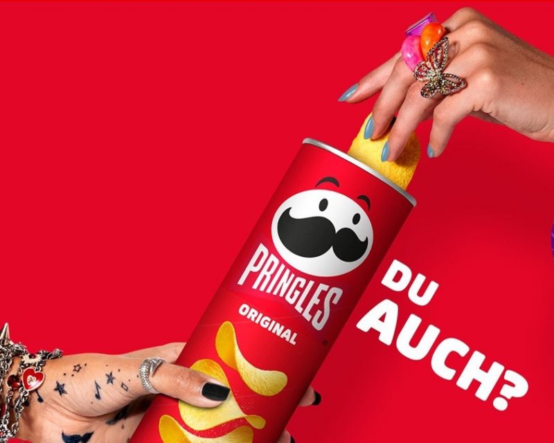 Visual der neuen Pringles-Kampagne in Deutschland, Juli 2026. Social Snacking im Fokus. (Copyright: Mars Inc.)