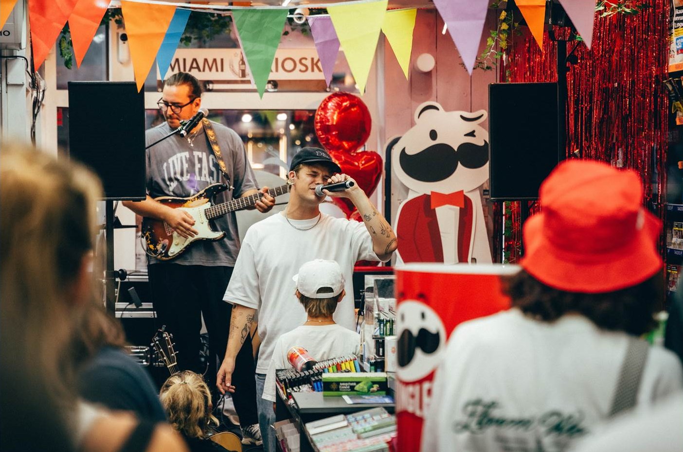 Pringles und skuth überraschen mit einem exklusiven Pop-Up-Konzert im Kölner MIAMI Kiosk. Das Überraschungs-Event unterstützte die Movember-Initiative, deren Partner Pringles seit 2021 ist. (Bildquelle: Pringles / Kellanova)