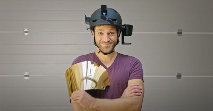 Bild: Diesen REWE Grillhelm kann man nicht kaufen, sondern nur gewinnen. Die Verlosungsaktion ist zwar beendet, den Gewinnern kann man aber bald beim Praxistest zuschauen. (Copyrights: REWE Group)