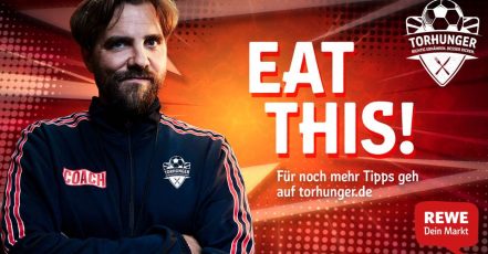 Bild: Der REWE Torhunger Ernährungs-Coach gibt jungen Kicker:innen schlagfertige Tipps