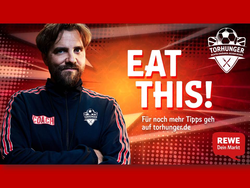 Bild: Der REWE Torhunger Ernährungs-Coach gibt jungen Kicker:innen schlagfertige Tipps