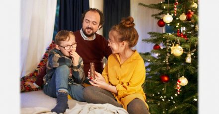 Bild: REWE Weihnachten – In der Weihnachtskampagne 2021 unterstützt REWE die Aktion Mensch