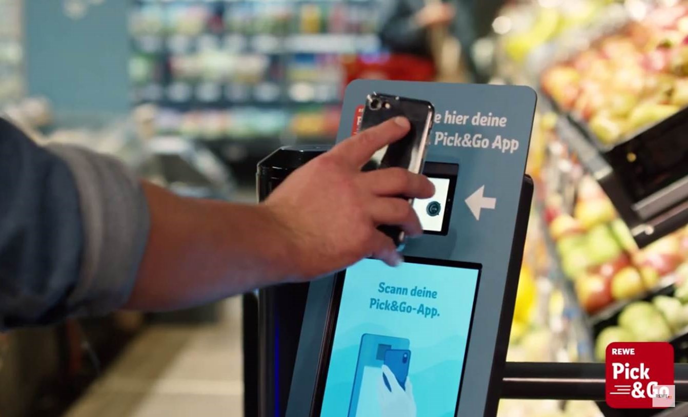 Ein Video auf YouTube zeigt, wie das neue, autonome REWE Checkout-System funktioniert | REWE Pick&Go Berlin. (Screenshot aus dem Video v. 09.11.2022) 
