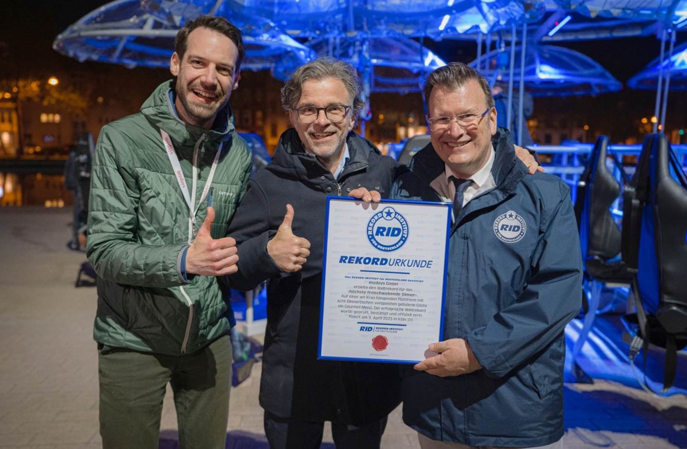 Rekordrichter Olaf Kuchenbecker (rechts im Bild) mit Dr. Volker Tritschler (links im Bild) und Christian Nau (Mitte), beide Jochen Schweizer mydays Group. (Copyright: mydays)