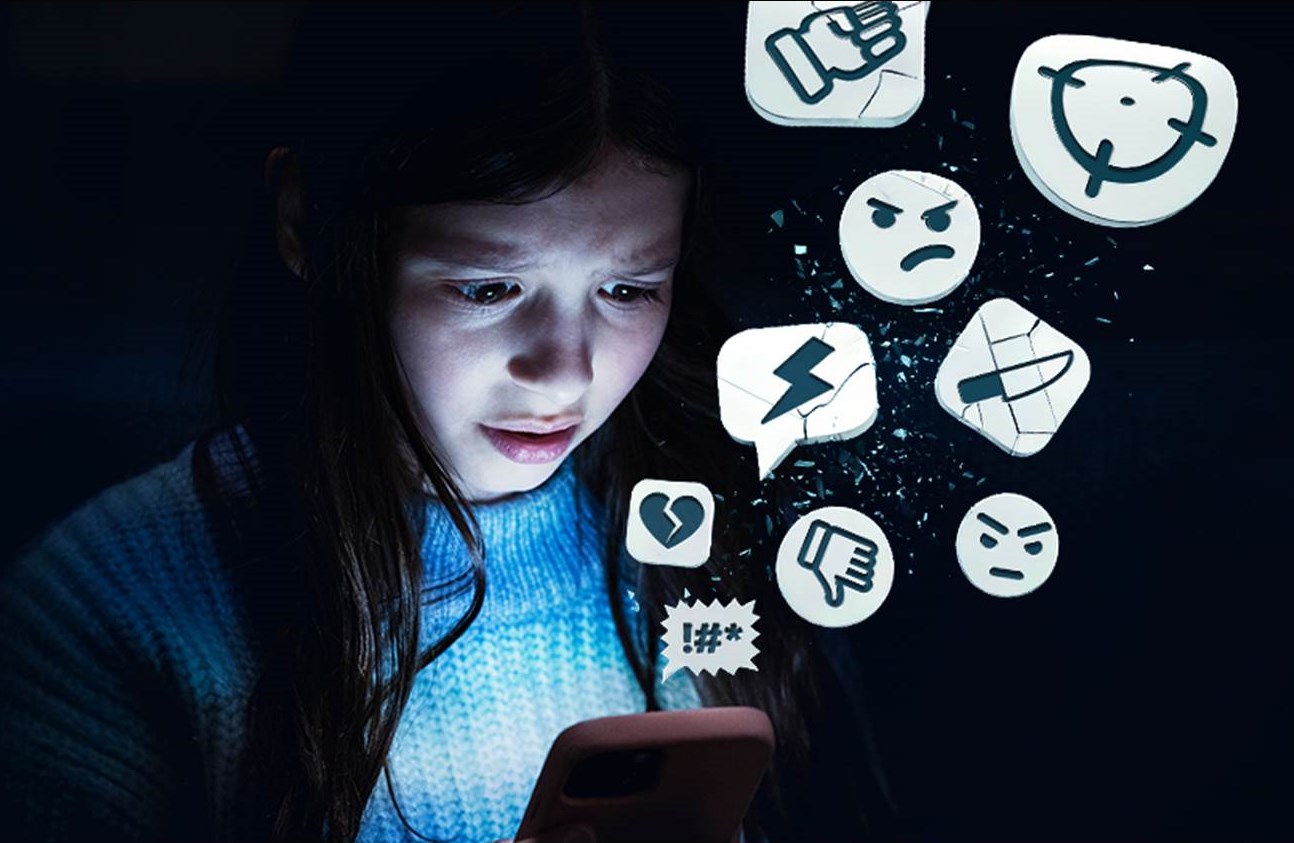 Lass dein Kind nicht allein im digitalen Raum – Die Aufklärungskampagne von ROSSMANN und einem interdisziplinären Aktionsbündnis möchte Eltern im verantwortungsvollen Medienumgang ihrer Kinder unterstützen. (Foto: Maik Przyklenk; Bluehouse GmbH / Bildrechte: Dirk Rossmann GmbH)