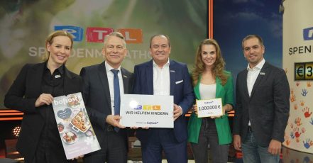 bofrost übergibt 1 Million Euro beim RTL-Spendenmarathon 2023. Auf dem Foto (v.l.n.r.): Isabel Edvardsson, Michael Michaelis, Wolfram Kons, Annika Lau, Philipp Lahm. (Bildrechte: RTL/Guido Engels, Fotograf: bofrost)