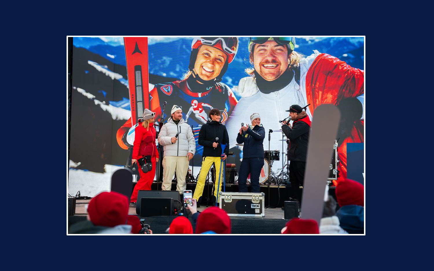Szene vom Rahmenprogramm der Ski-WM 2025; v.l.n.r.: Michi Kirchgasser, Valentin Bontus, Astrid Steharnig-Staudinger (ÖW), Eva Haselsteiner (SalzburgerLand Tourismus) (Copyright: Österreich Werbung / Levi Renger)