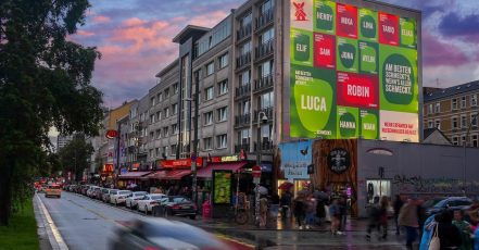 Rügenwalder Mühle DIR-Kampagne, Riesenplakat auf der Hamburg Reeperbahn, Spielbudenplatz (Bildquelle: Rügenwalder Mühle)