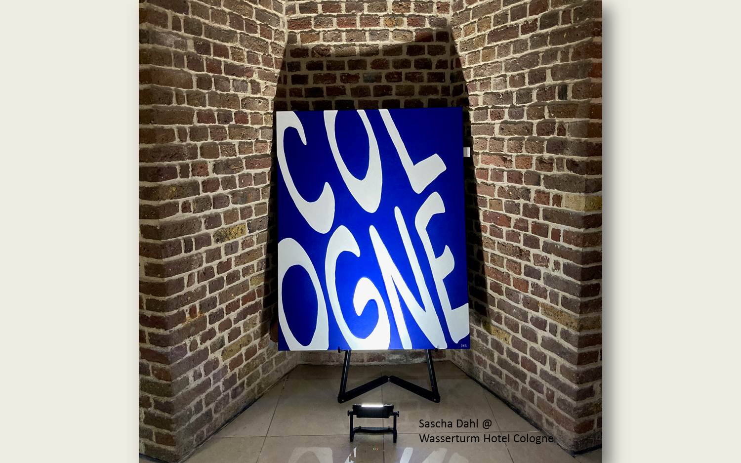 Sascha Dahl präsentierte zum Start seiner interaktiven Kunst-Galerie im (und in Kooperation mit dem) Wasserturm Hotel Cologne einige seiner plakativsten Kunstwerke (Foto: marketingScout.com Redaktion / mm)  