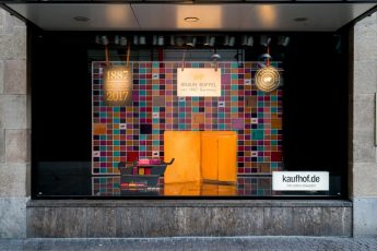 Schaufensterkampagne mit Galeria Kaufhof von der Lederwaren-Marke Braun Büffel zum 130. Jahr der Unternehmensgründung  | Quelle: obs/Braun GmbH & Co. KG