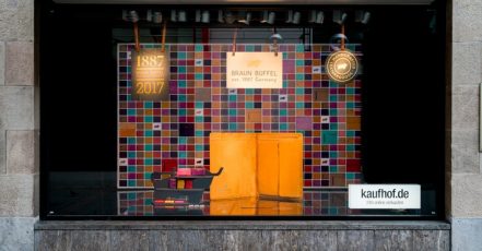 Schaufensterkampagne mit Galeria Kaufhof von der Lederwaren-Marke Braun Büffel zum 130. Jahr der Unternehmensgründung | Quelle: obs/Braun GmbH & Co. KG