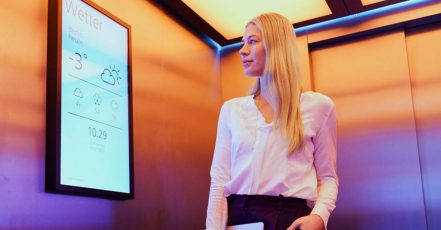 Durch eine Kooperation zwischen Schindler und HYGH stehen Werbetreibenden über 200 neue DooH Flächen in Aufzügen von mehr als 100 Bürogebäuden in Deutschland zur Verfügung. (Bildrechte: Schindler Digital Media Services)