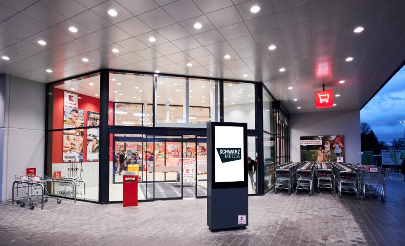Schwarz Media bietet Werbetreibenden jetzt die programmatische Buchung von Werbung und Kampagnen auf den digitalen Welcome Screens bei Kaufland an (Bildquelle: Schwarz Media / Schwarz Digits)