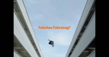 Screenshot Video: David Hasselhoff in Moped Rider | mobile.de