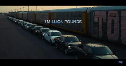 Screenshot Video_ Der batterie-elektrisch betriebene Ford F-150 zieht 10 Eisenbahn-Waggons