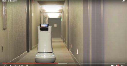 Screenshot: https://www.youtube.com/watch?v=AiZj7LTMjzs 18.07.2017 | Das Video zeigt den Roboter "Relay" von US-Entwicklerfirma Savioke