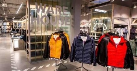 Screenshot: https://fashionunited.de/nachrichten/einzelhandel/jack-jones-stellt-neues-retail-konzept-warehouse-vor/2019020430852 04.02.2019