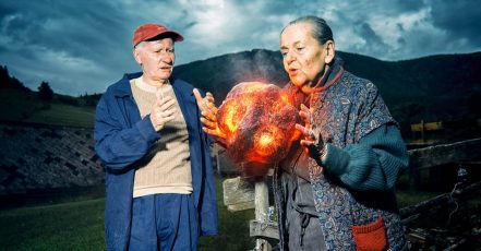 Spice from Space Kampagne - Bauer Bertram und Bäuerin Gisela mit dem Meteorit (Foto: Österreich Werbung / Markus und Karin Gmeiner)