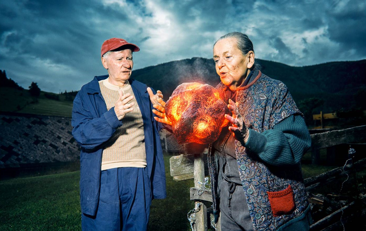 Spice from Space Kampagne - Bauer Bertram und Bäuerin Gisela mit dem Meteorit (Foto: Österreich Werbung / Markus und Karin Gmeiner)