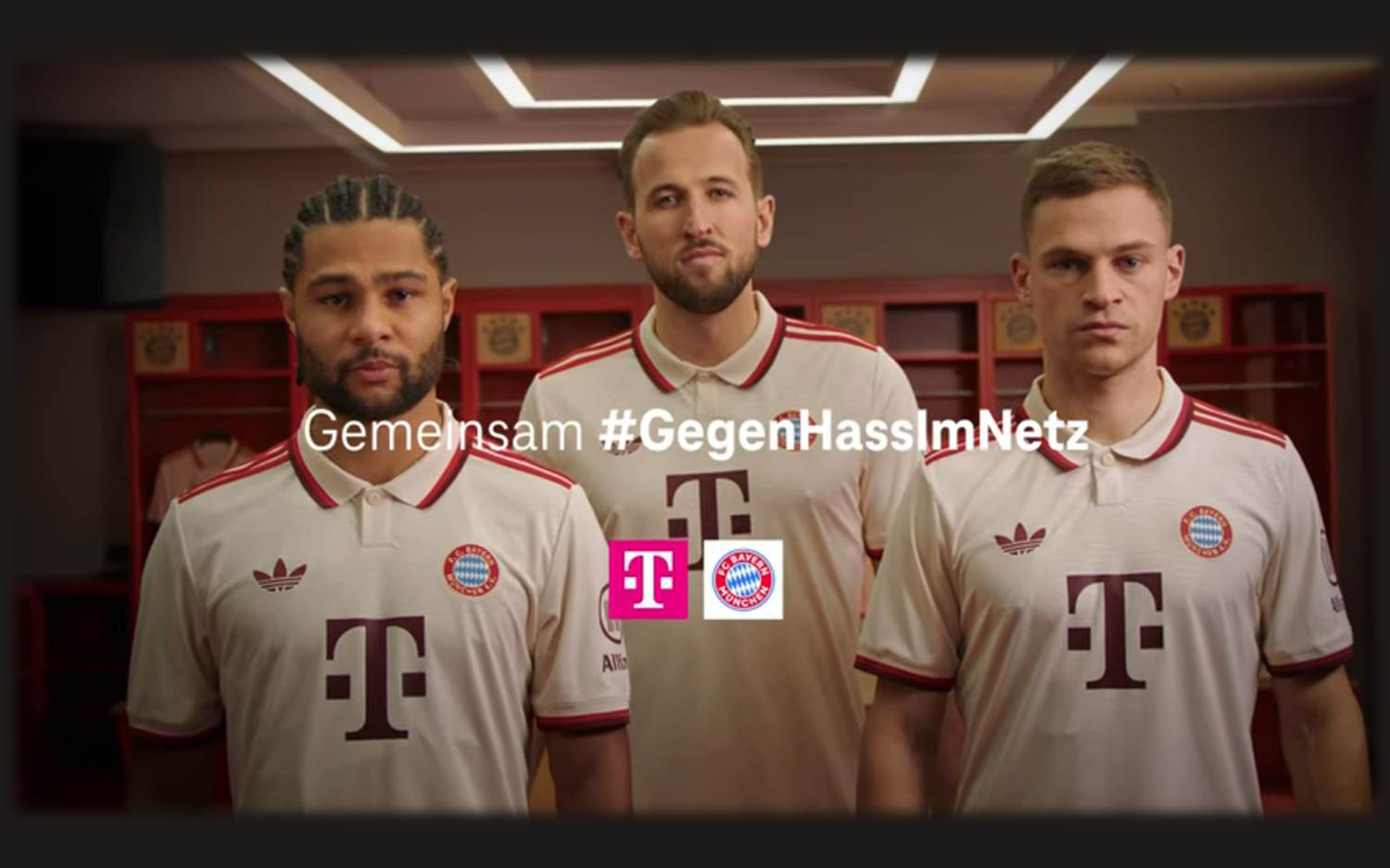 Screenshot v. 14.03.2025 aus dem Kampagnen-Video Spiel keinen Fehlpass im Netz, Deutsche Telekom x FC Bayern München (Quelle: Deutsche Telekom | Video auf YouTube, Video-Link s.o.)