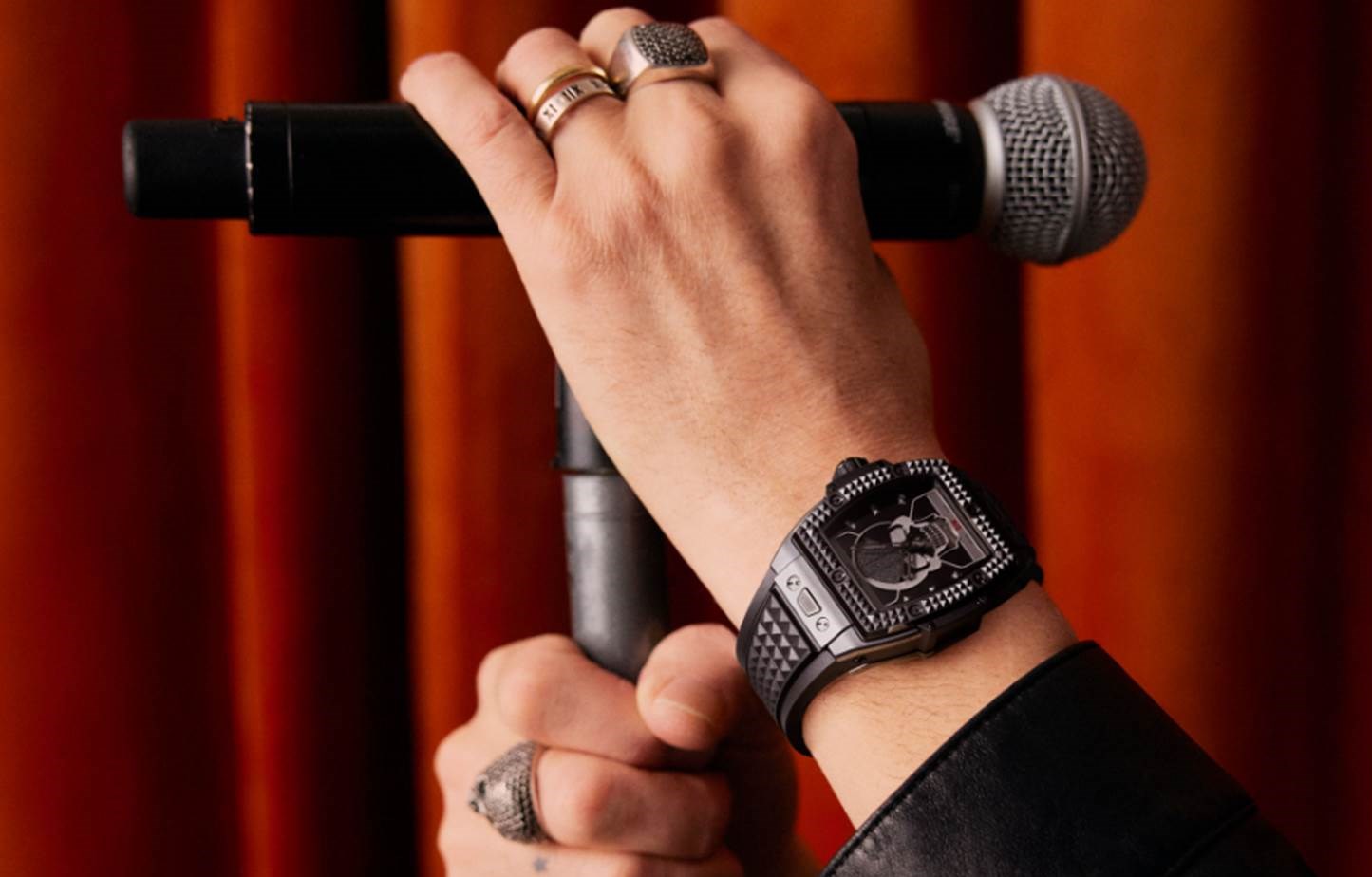 Die Armbanduhr "Spirit of Big Bang Depeche Mode" ist in der charakteristisch eckigen Form der Spirit of Big Bang mit der ikonischen All Black Ästhetik von Hublot gehalten. (Bildquelle: HUBLOT Central Europe / LVMH W&J Central Europe GmbH)