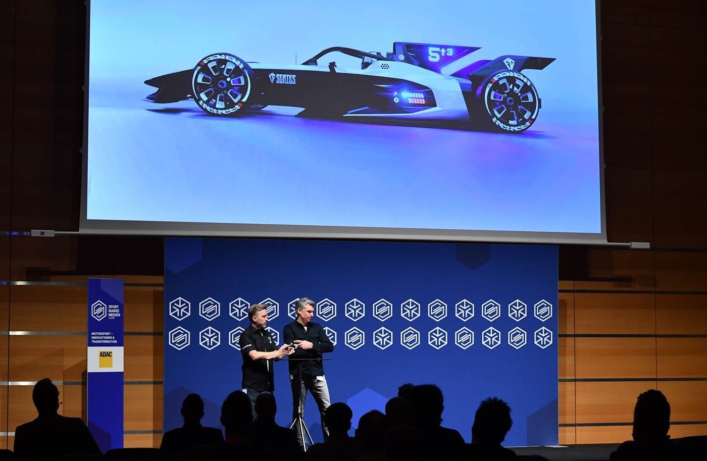 SPORT MARKE MEDIEN Kongress 2024. Im Bild: Nick Heidfeld, Founder and CEO der FG Series, und Karsten Streng, Inhaber Jerry Digital GmbH. (Foto: Gabriele Grießenböck)