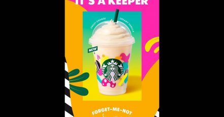 Titelbild: Das Starbucks Saisongetränk "Forget Me Not Frappuccino" wird ausschließlich im Mehrweg-Becher serviert. (Bildrechte: Starbucks Deutschland)