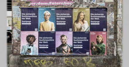 Bild: Plakatives Poster in der Dircksenstraße, Berlin Mitte (Copyrights: Startpage)