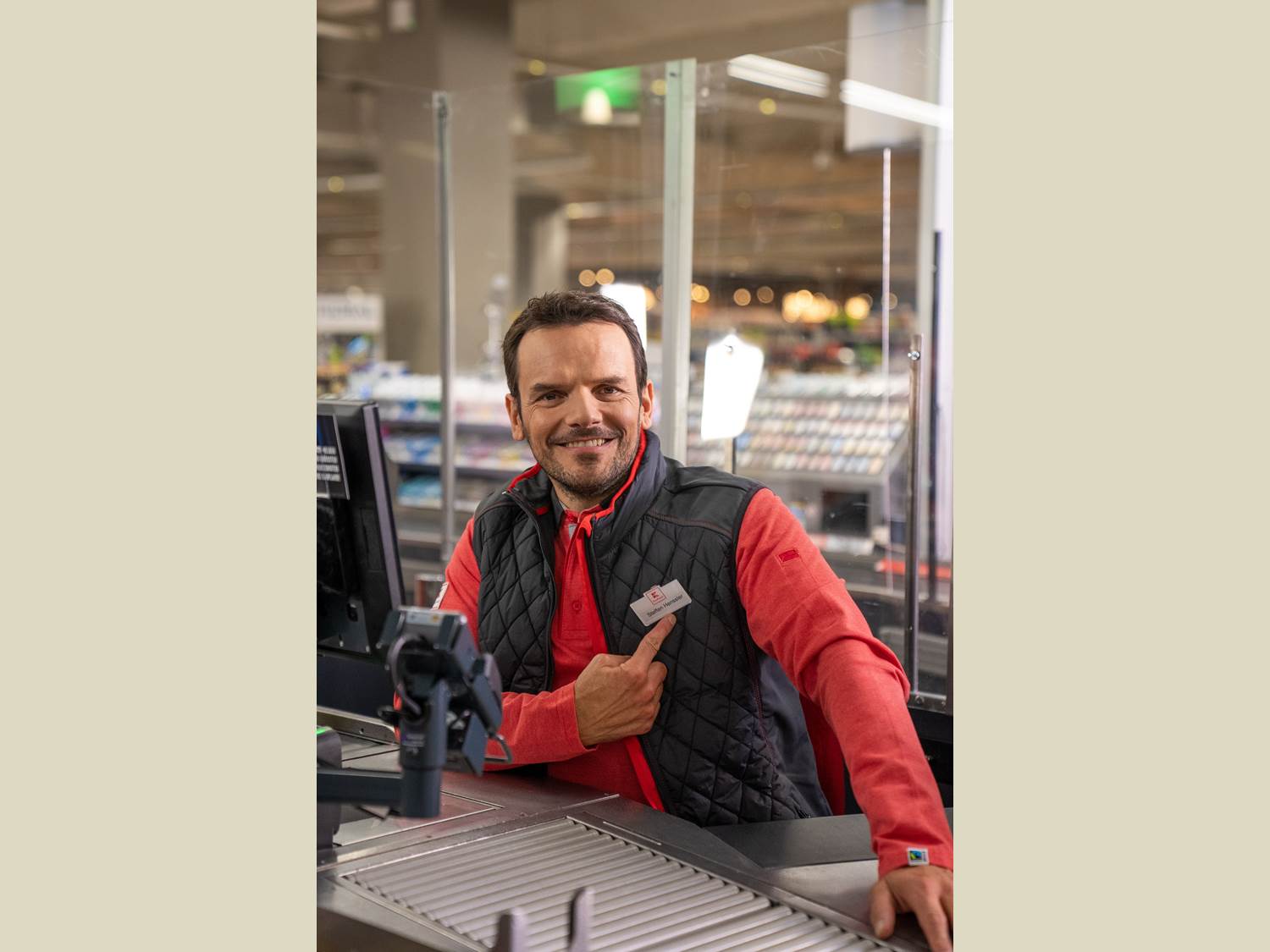  Im neuen Kaufland Onlinespot geht es um ein Elternpaar mit wenig Zeit zum Kochen und den Starkoch Steffen Henssler, der bei Kaufland in die Kassierer-Rolle schlüpft.