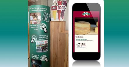 Relevante Informationen, u.a. über die Herkunft eines Produktes, kommen dank Digitalem Produktpass und NFC-Technologie auf das Handy der SuperBioMarkt Kund:innen (Bildrechte SuperBioMarkt AG / Narravero)