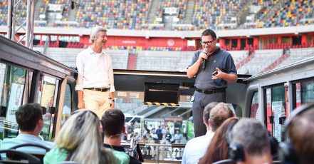Der Düsseldorfer Hop On Hop Off Bus wird auch 2025 wieder zur Bühne mitten im Stadion. Über 80 Speaker werden in 14 Foren ihr Wissen aus der Praxis teilen. (Bildrechte: ESB Marketing Netzwerk / Fotograf: Gabriele Grießenböck)